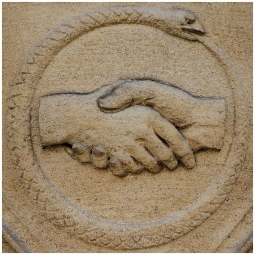 Poignée de main et ouroboros, deux symboles qui pourraient paraître éloignés mais pourtant bien proches.
En héraldique la poignée de main représente la foi, valeur théologale.
A l'origine l'ouroboros marquait la limite entre le Noun et le monde ordonné. En entourant la totalité du monde existant, il symbolise le cycle du temps et de l'éternité
Zosime de Panopolis, premier grand alchimiste gréco-égyptien (vers 300), aurait écrit la formule suivante :
« Un [est] le Tout, par lui le Tout et vers lui [retourne] le Tout ; et si l'Un ne contient pas le Tout, le Tout n'est rien. Un est le serpent l'ouroboros, le serpent qui mord sa queue], celui qui possède l’ios [la teinture en violet], après les deux traitements [noircissement et blanchissement ]. »
▪️
▫️
▪️
▫️
▪️
#ouroboros #francmaçonnerie #francmaçon #symbolemaçonnique #masonicsymbol #symbole #lettreg #symbolecaché #equerreetcompas #squareandcompass #masonic #maçonnique #grandorientdefrance #grandorient #godf #gldf #francmaconnerie #francmaçonnerie #francmaçon #freemason #freemasonry #francmasoneria #freimaurer #lesmarchesdutemple